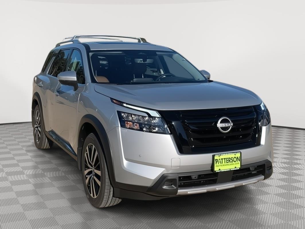 2025 Nissan Pathfinder Platinum's photo