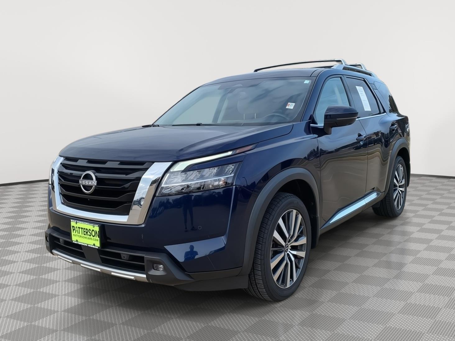 2022 Nissan Pathfinder Platinum photo 2