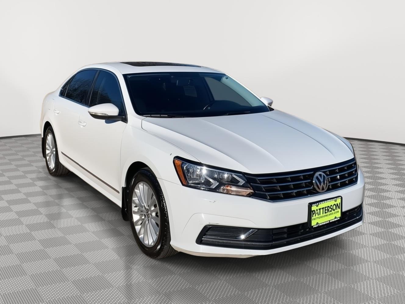 2016 Volkswagen Passat SE's photo