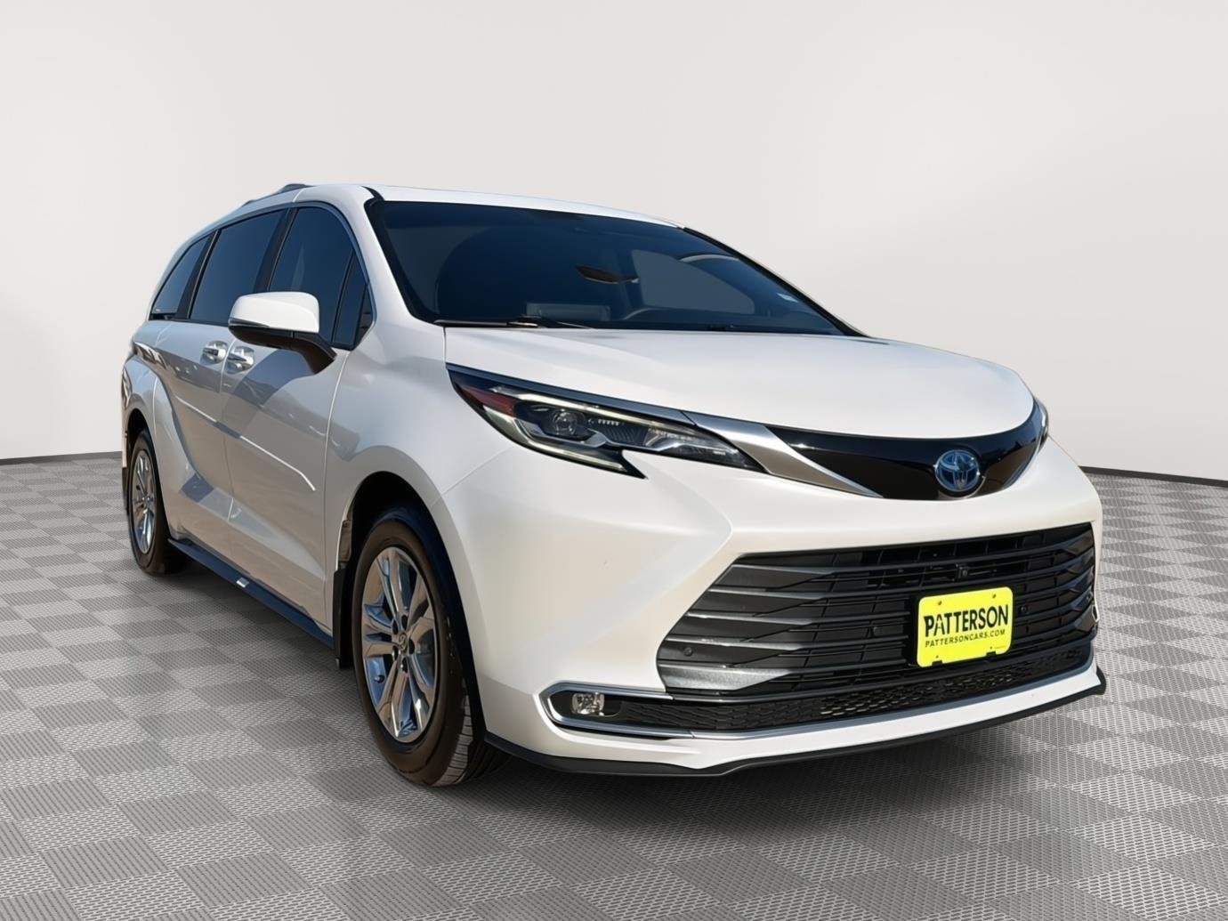 2024 Toyota Sienna Platinum 7-Passenger Hybrid AWD's photo