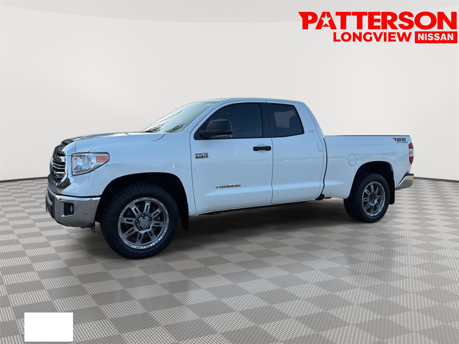 Used 2017 Super White Toyota SR5 image 4