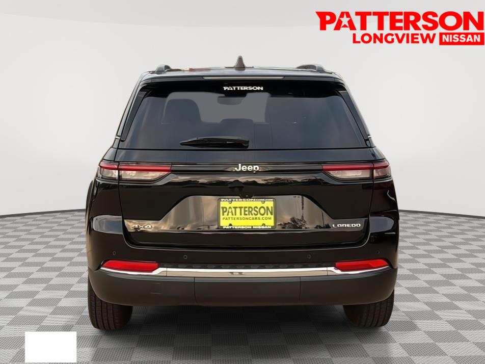 Used 2023 Diamond Black Crystal Pearlcoat Jeep Laredo image 3