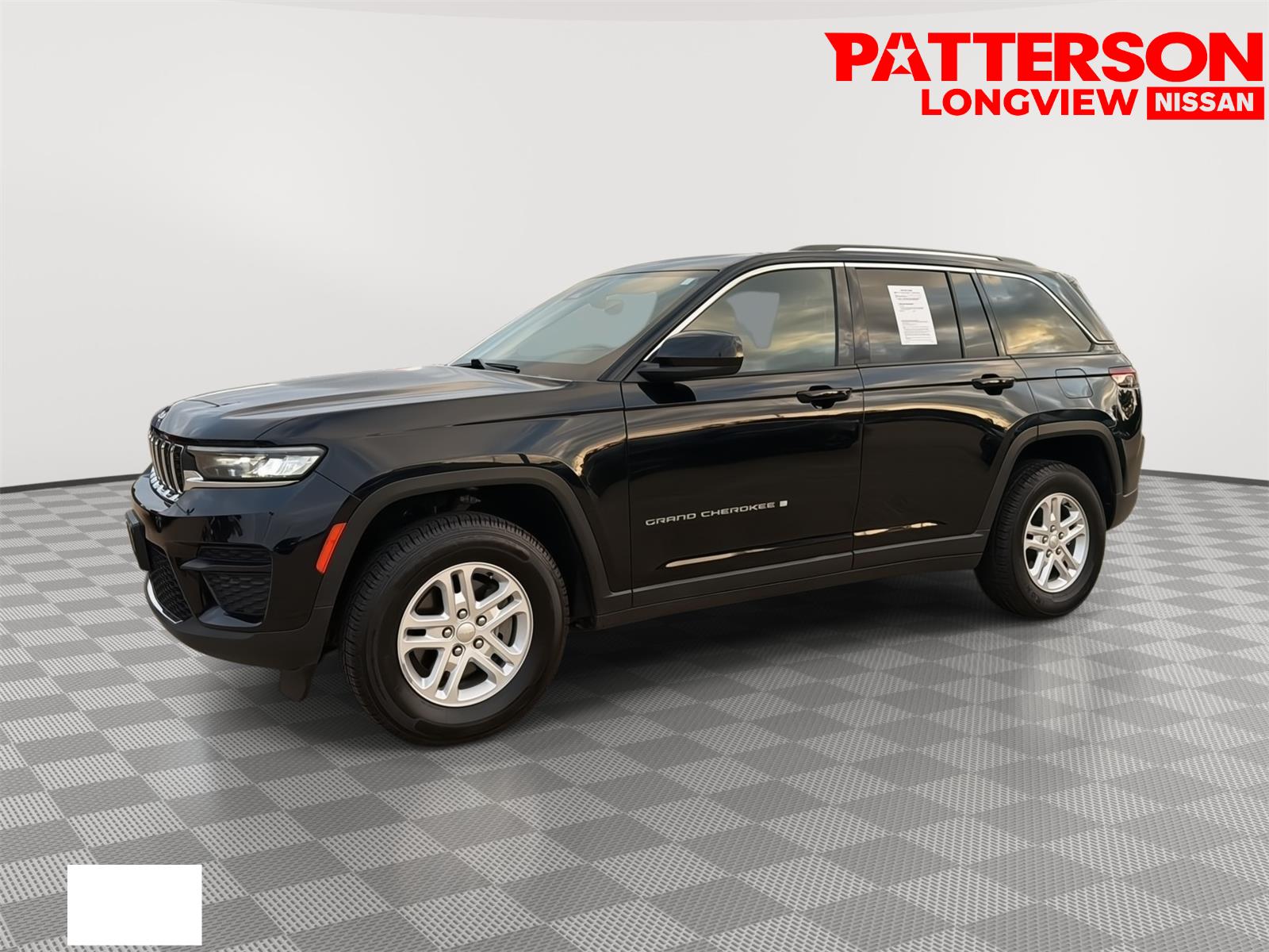 Used 2023 Diamond Black Crystal Pearlcoat Jeep Laredo image 4