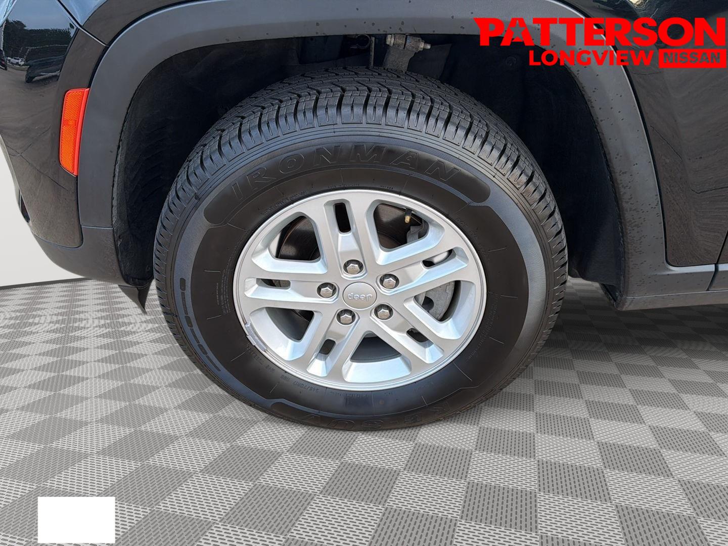 Used 2023 Diamond Black Crystal Pearlcoat Jeep Laredo image 20