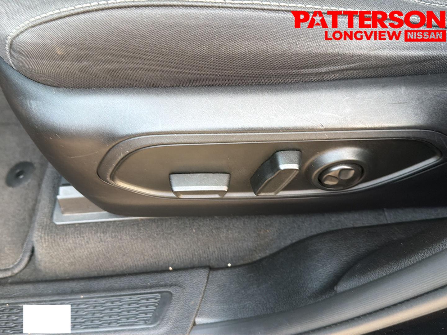 Used 2023 Diamond Black Crystal Pearlcoat Jeep Laredo image 16
