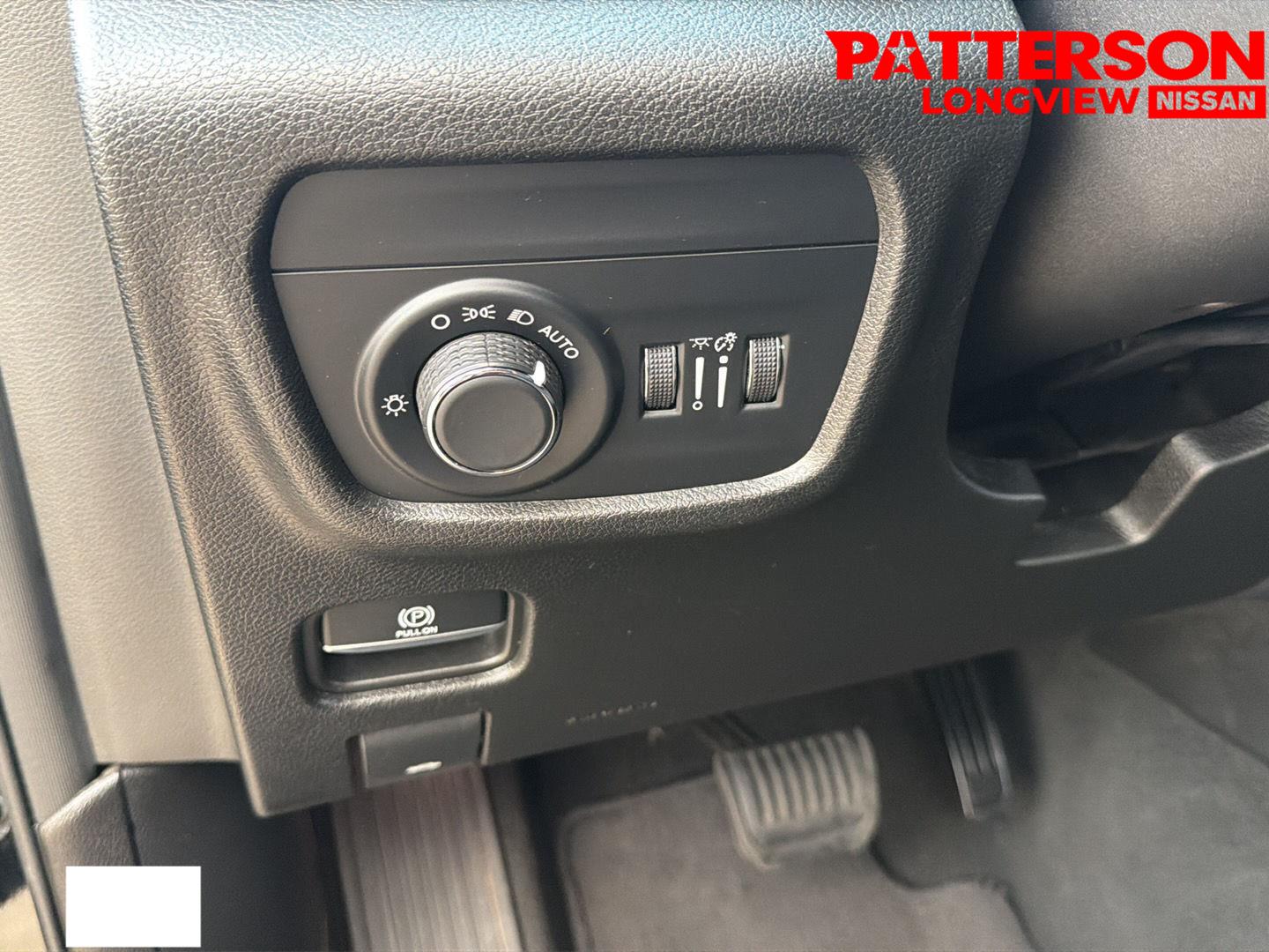 Used 2023 Diamond Black Crystal Pearlcoat Jeep Laredo image 9