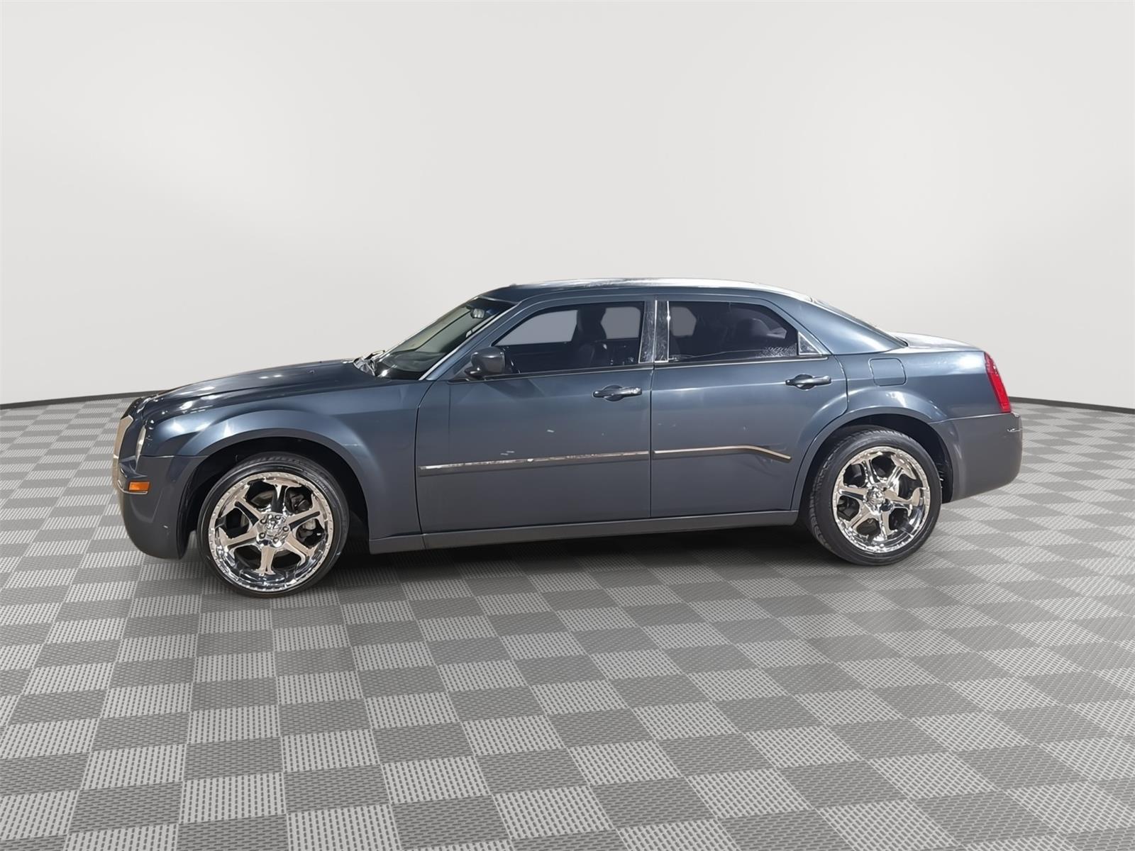 Used 2007 Steel Blue Metallic Chrysler Touring image 4