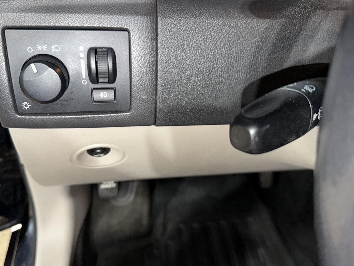 Used 2007 Steel Blue Metallic Chrysler Touring image 7