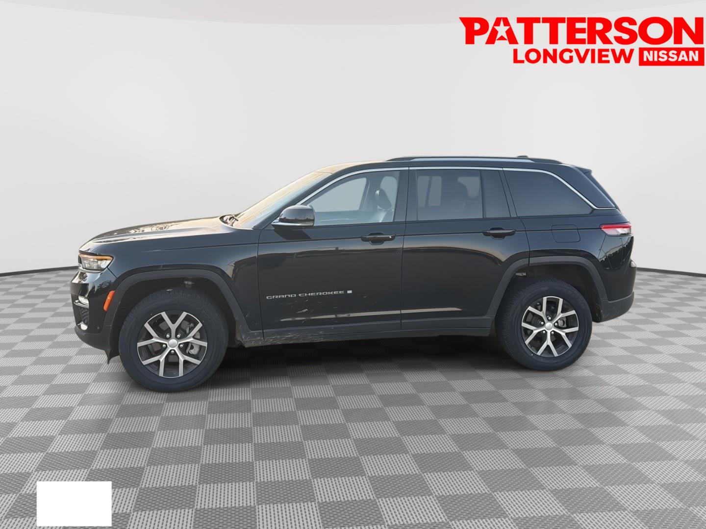 Used 2023 Diamond Black Crystal Pearlcoat Jeep Limited image 2