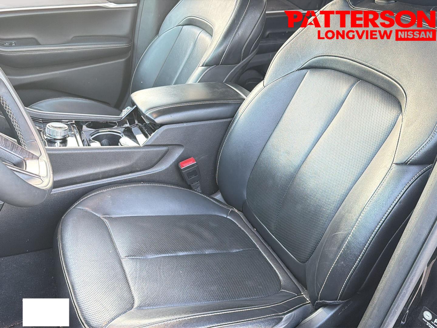 Used 2023 Diamond Black Crystal Pearlcoat Jeep Limited image 16