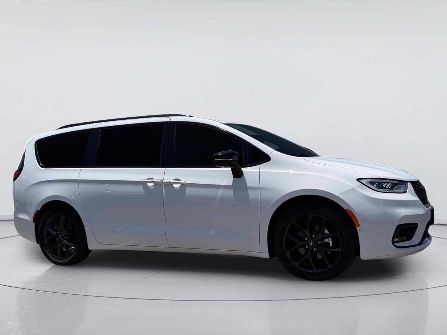 Bright White Clearcoat 2025 Chrysler Pacifica Minivan Front-Wheel Drive 9-Speed Automatic