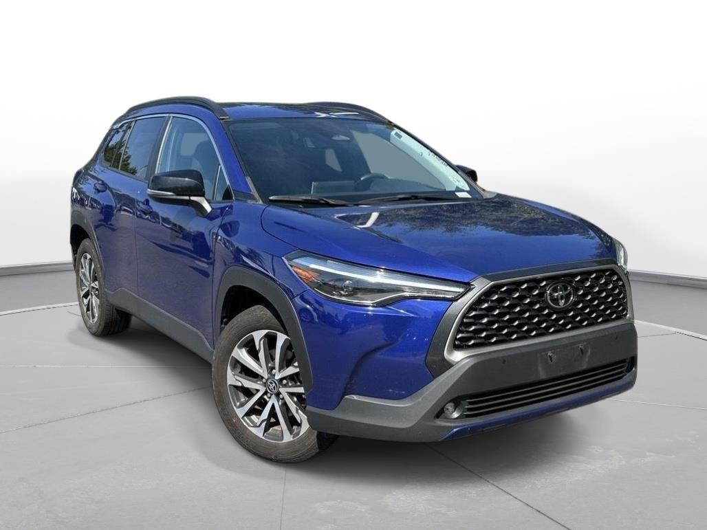 2025 Toyota Corolla Cross XLE photo 3