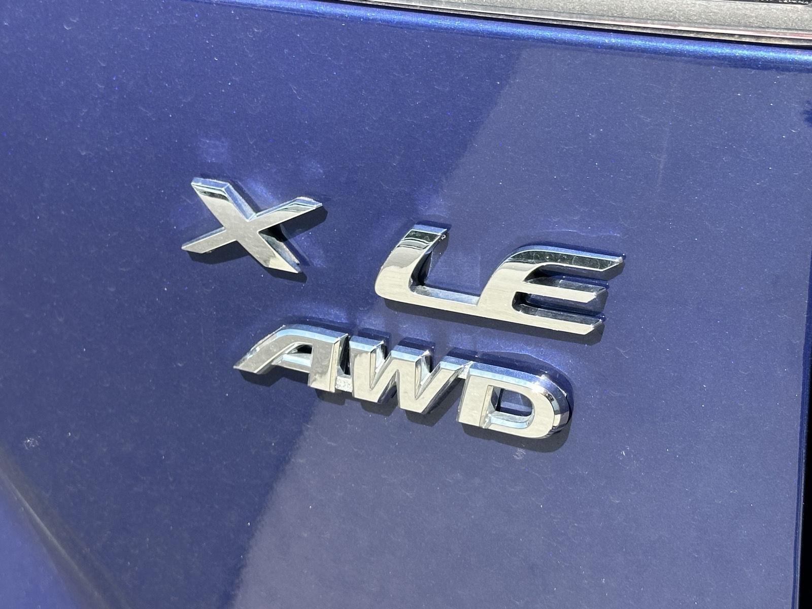 2025 Toyota Corolla Cross XLE photo 9
