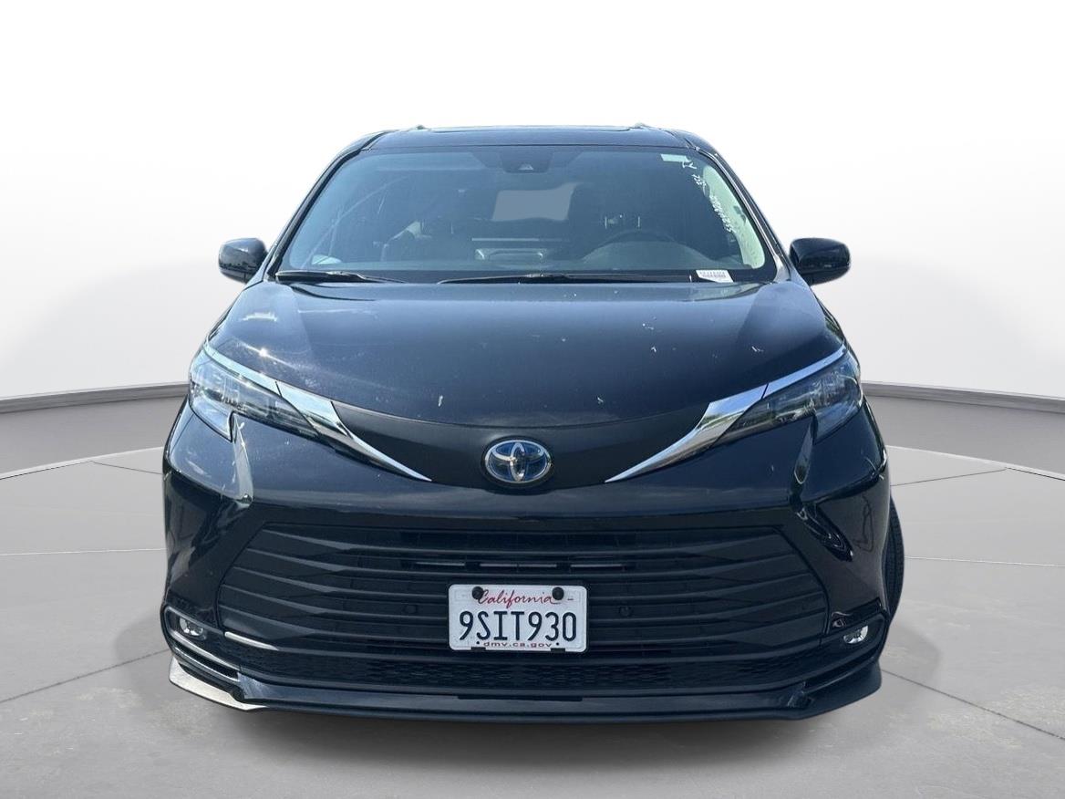 2025 Toyota Sienna XLE photo 2