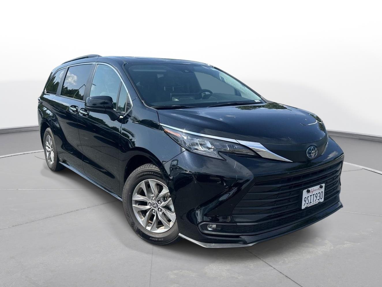 2025 Toyota Sienna XLE photo 3