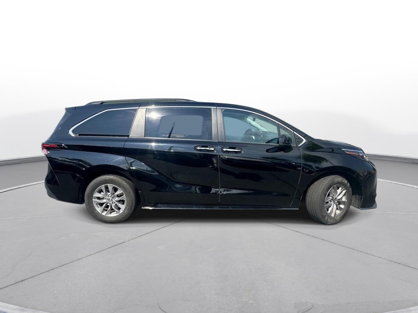 2025 Toyota Sienna XLE photo 4