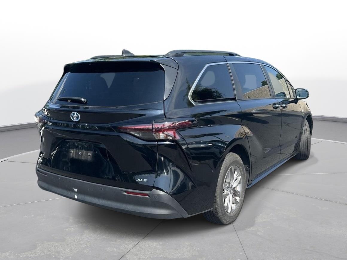 2025 Toyota Sienna XLE photo 5