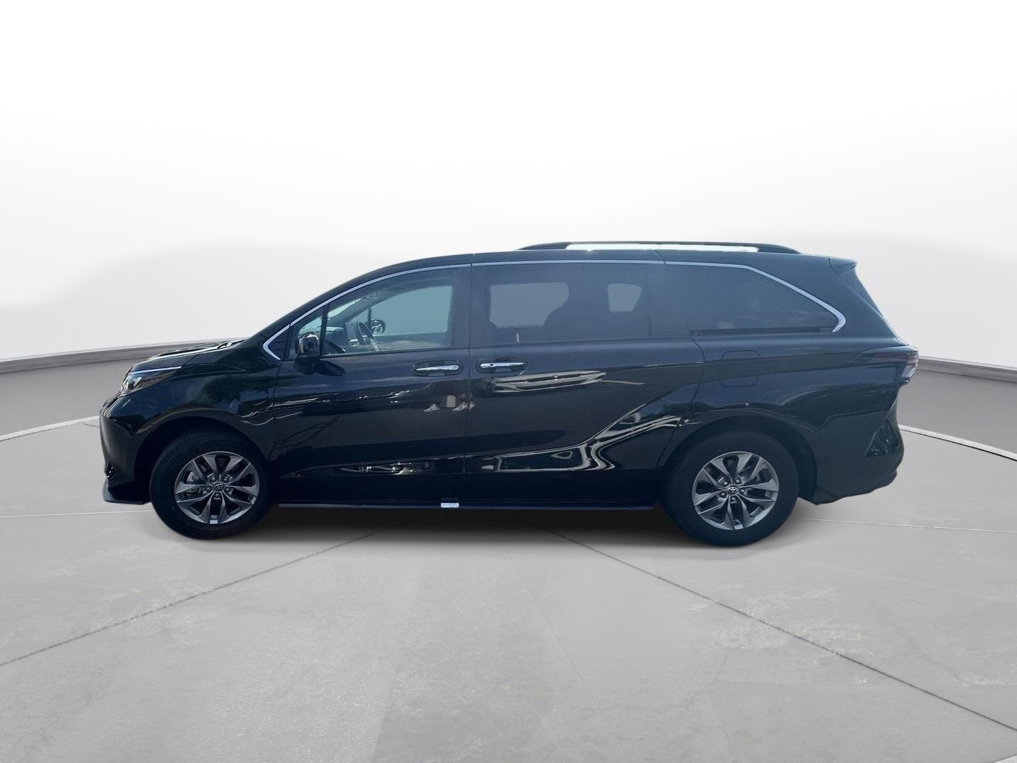 2025 Toyota Sienna XLE photo 8