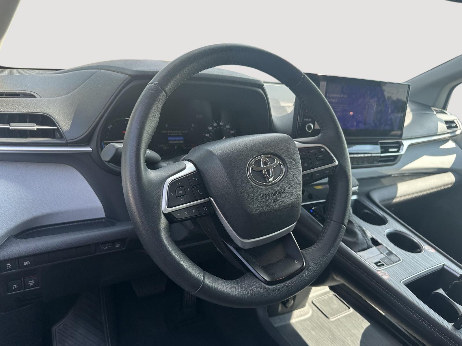 2025 Toyota Sienna XLE photo 9