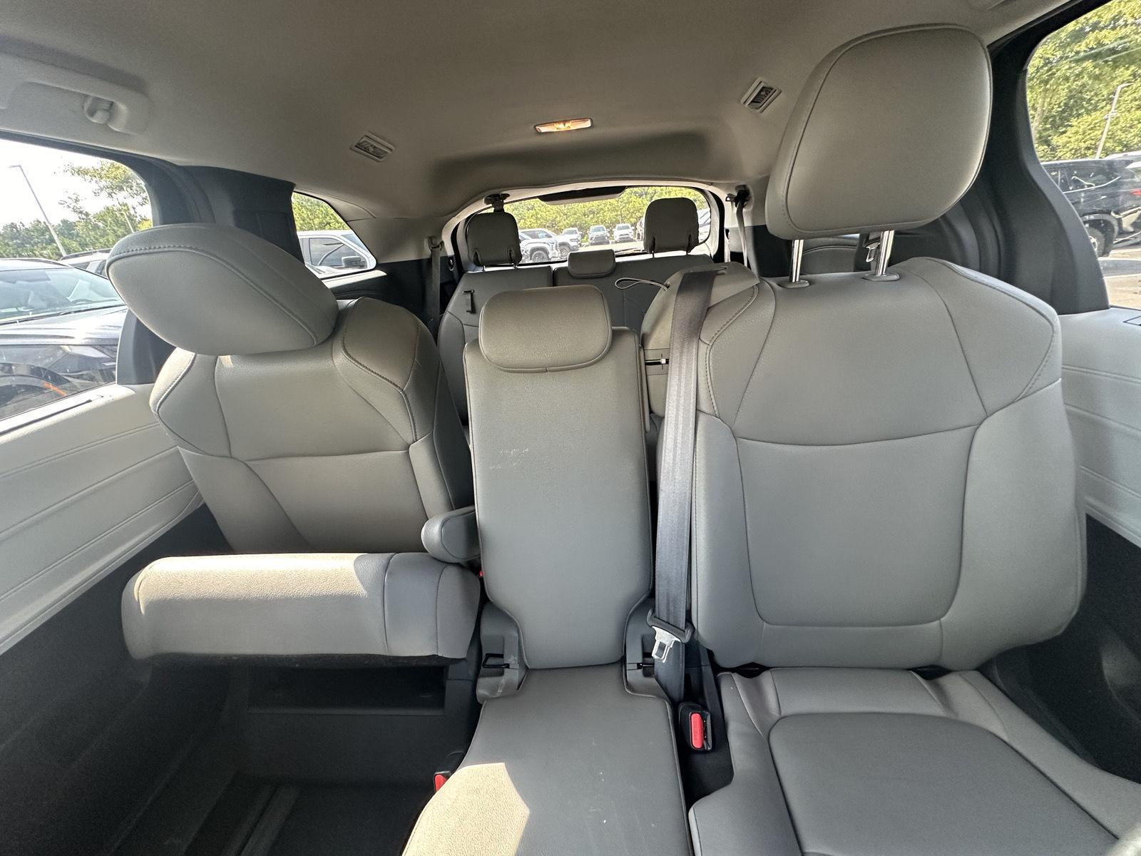 2025 Toyota Sienna XLE photo 11