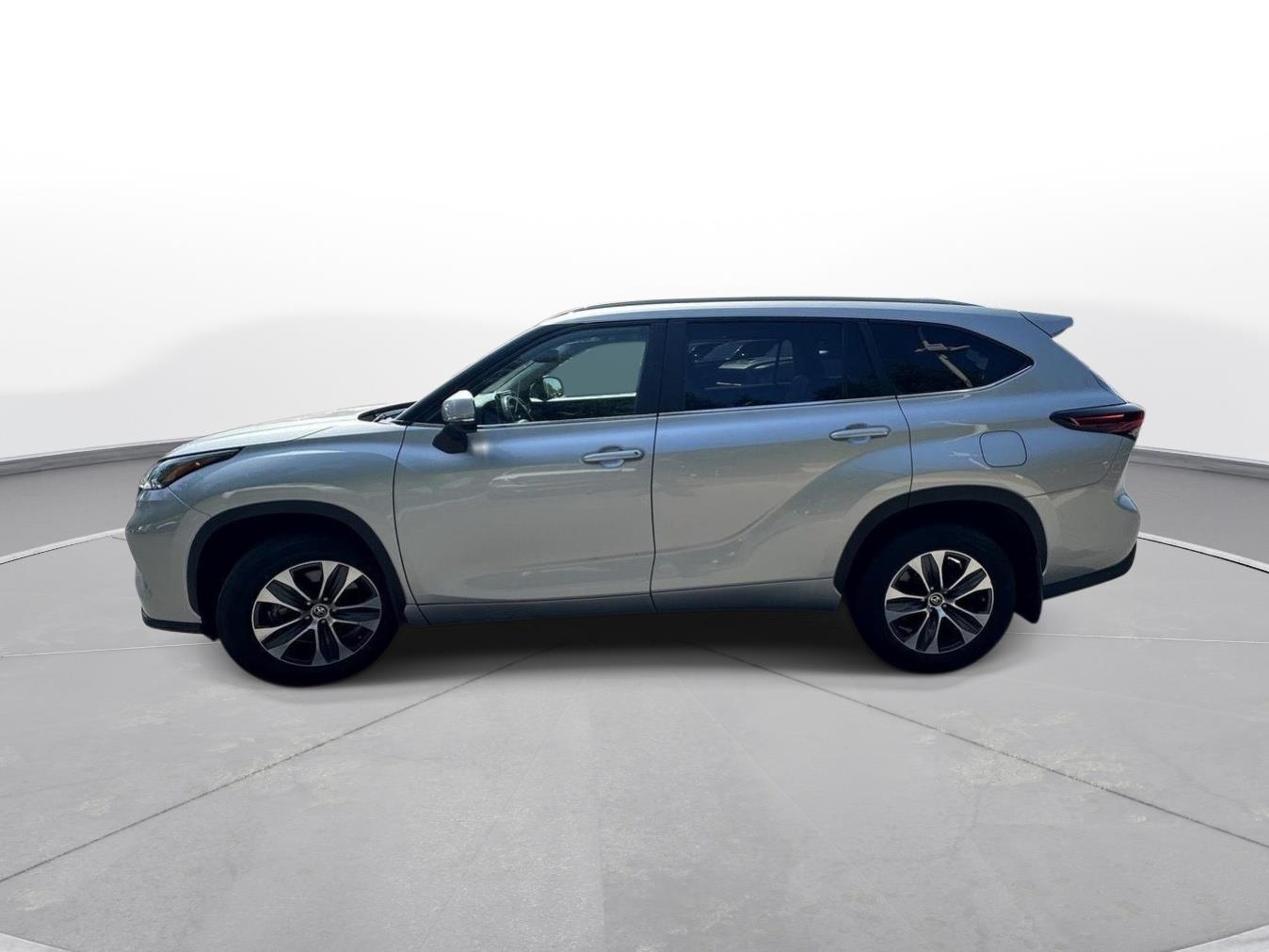 2024 Toyota Highlander XLE photo 8