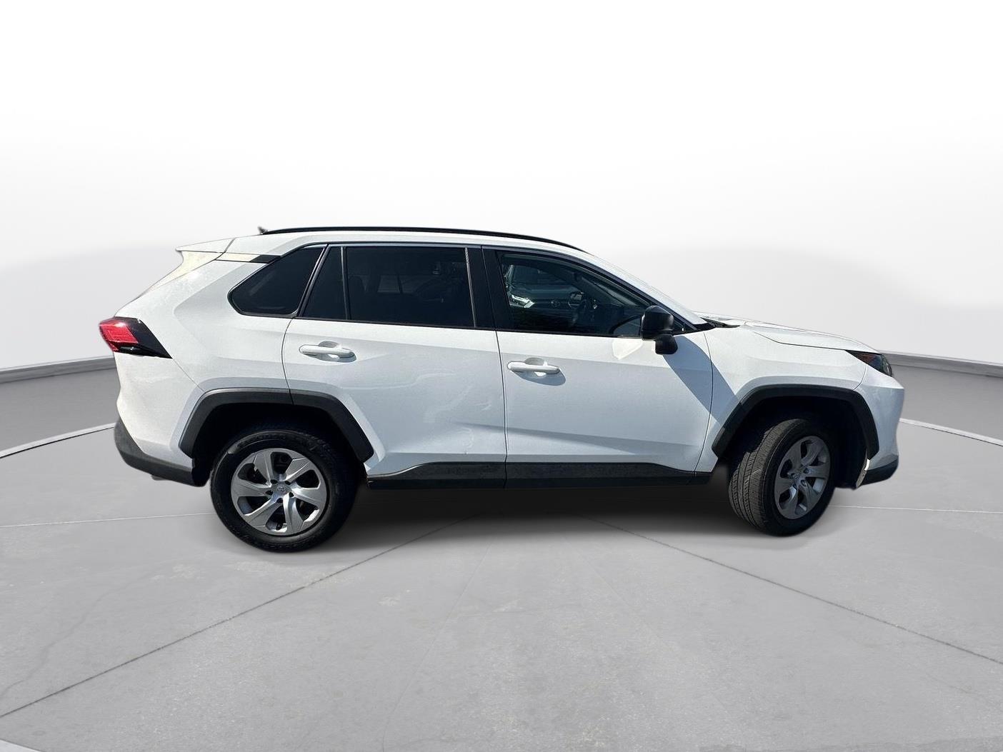 2020 Toyota RAV4 LE photo 4