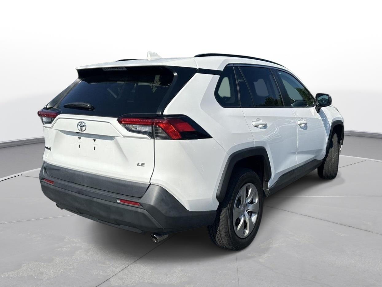 2020 Toyota RAV4 LE photo 5