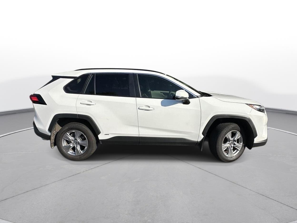 2025 Toyota RAV4 Hybrid XLE photo 4