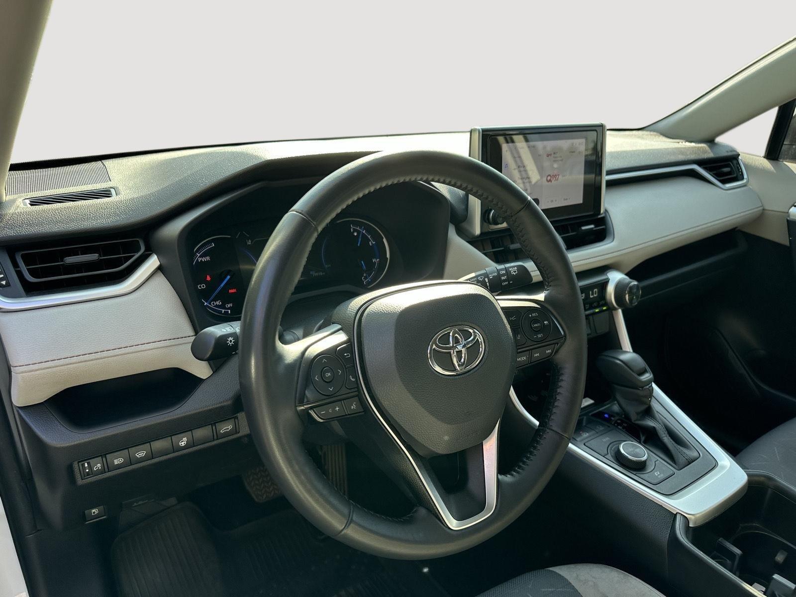 2025 Toyota RAV4 Hybrid XLE photo 10