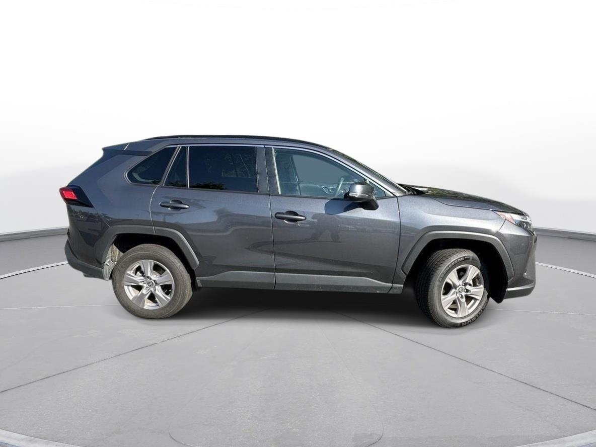2025 Toyota RAV4 XLE photo 4