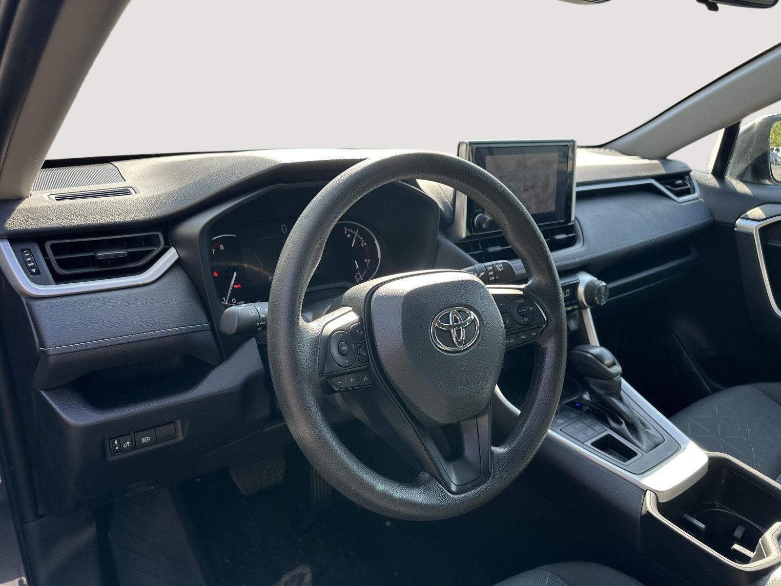 2025 Toyota RAV4 XLE photo 10