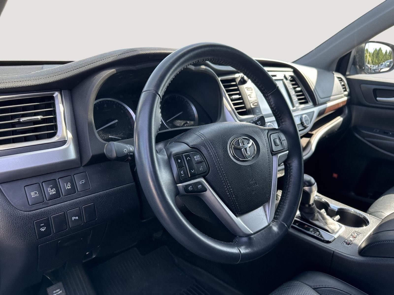 2016 Toyota Highlander Limited photo 9