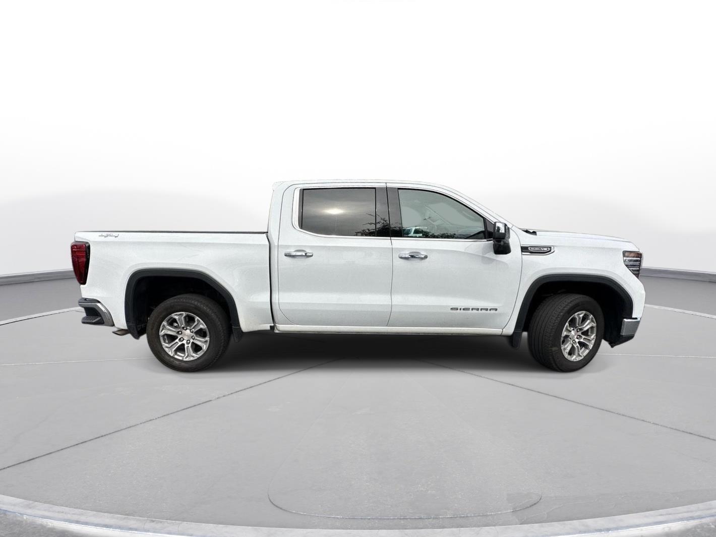 2025 GMC Sierra 1500 SLT photo 4
