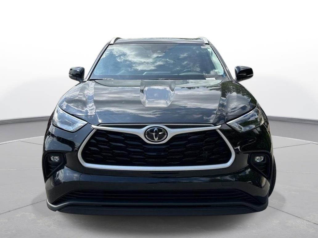 2025 Toyota Highlander XLE photo 2