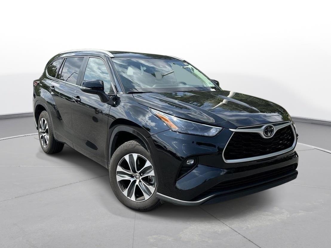 2025 Toyota Highlander XLE photo 3