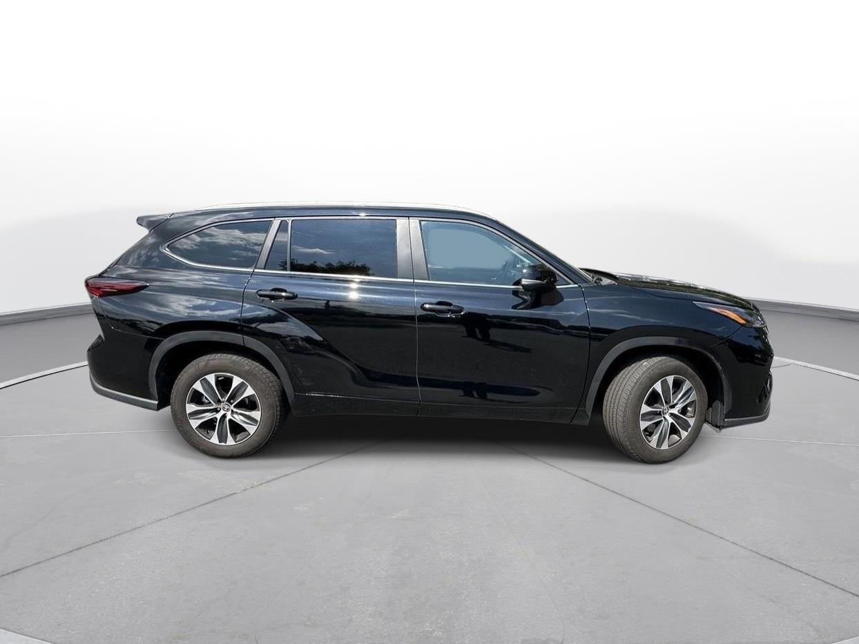 2025 Toyota Highlander XLE photo 4
