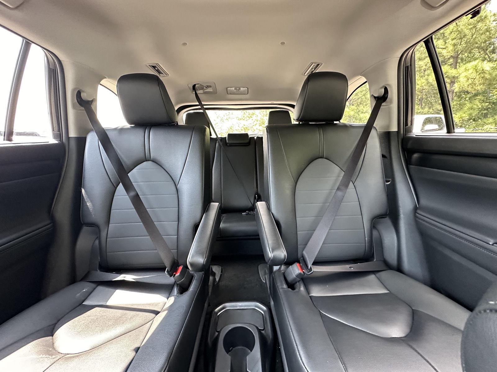 2025 Toyota Highlander XLE photo 12