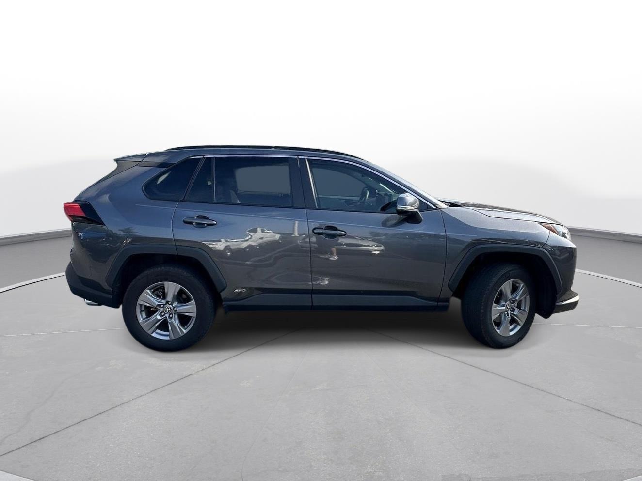 2022 Toyota RAV4 Hybrid XLE photo 4