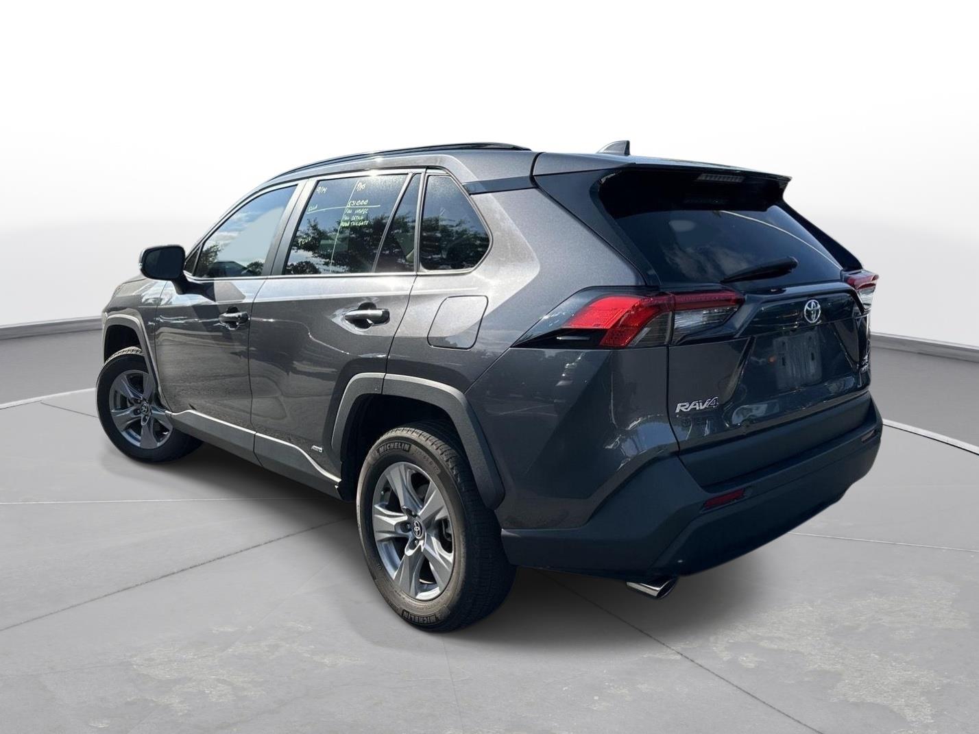 2022 Toyota RAV4 Hybrid XLE photo 7
