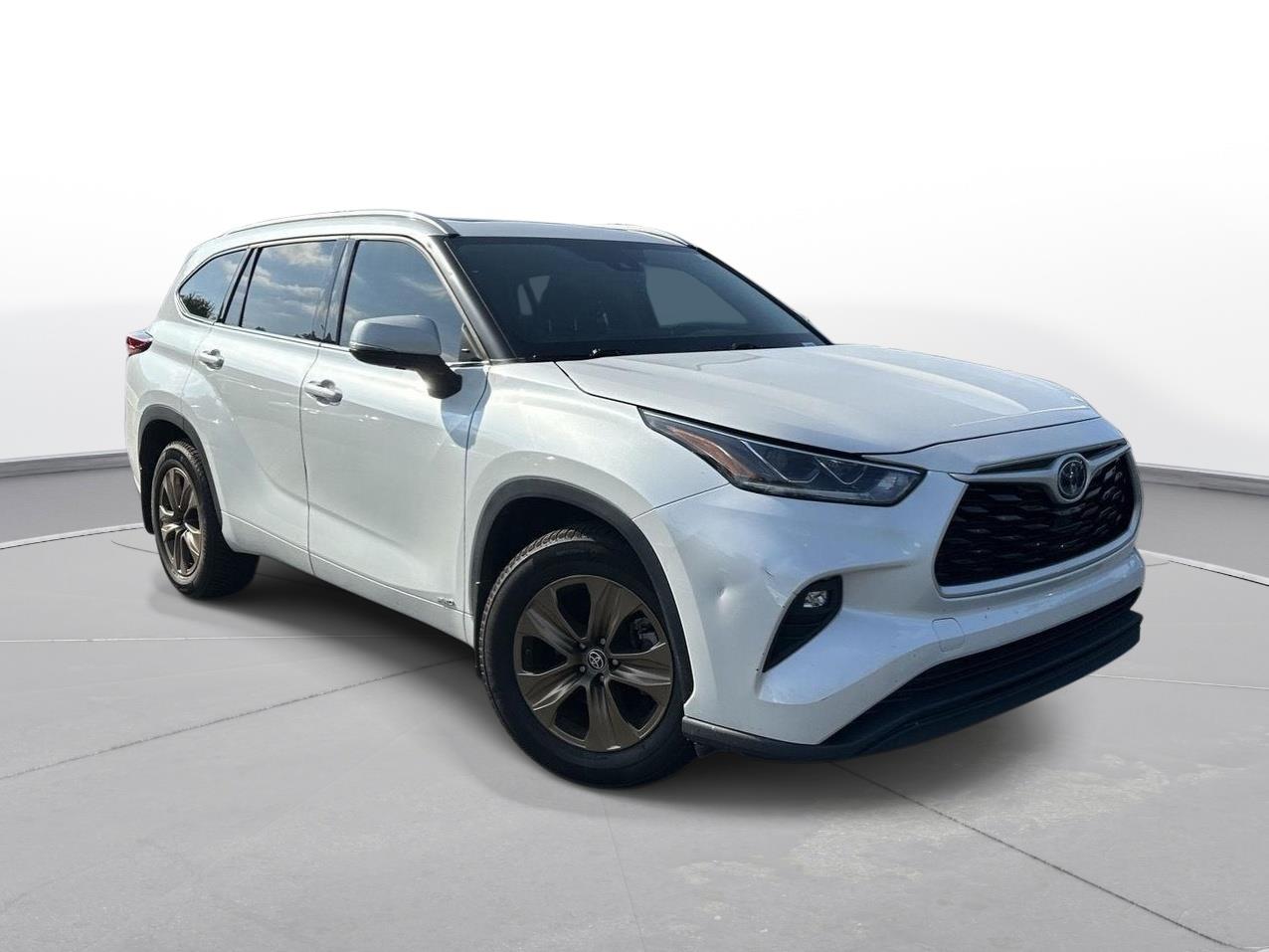 2022 Toyota Highlander Hybrid Bronze Edition photo 3