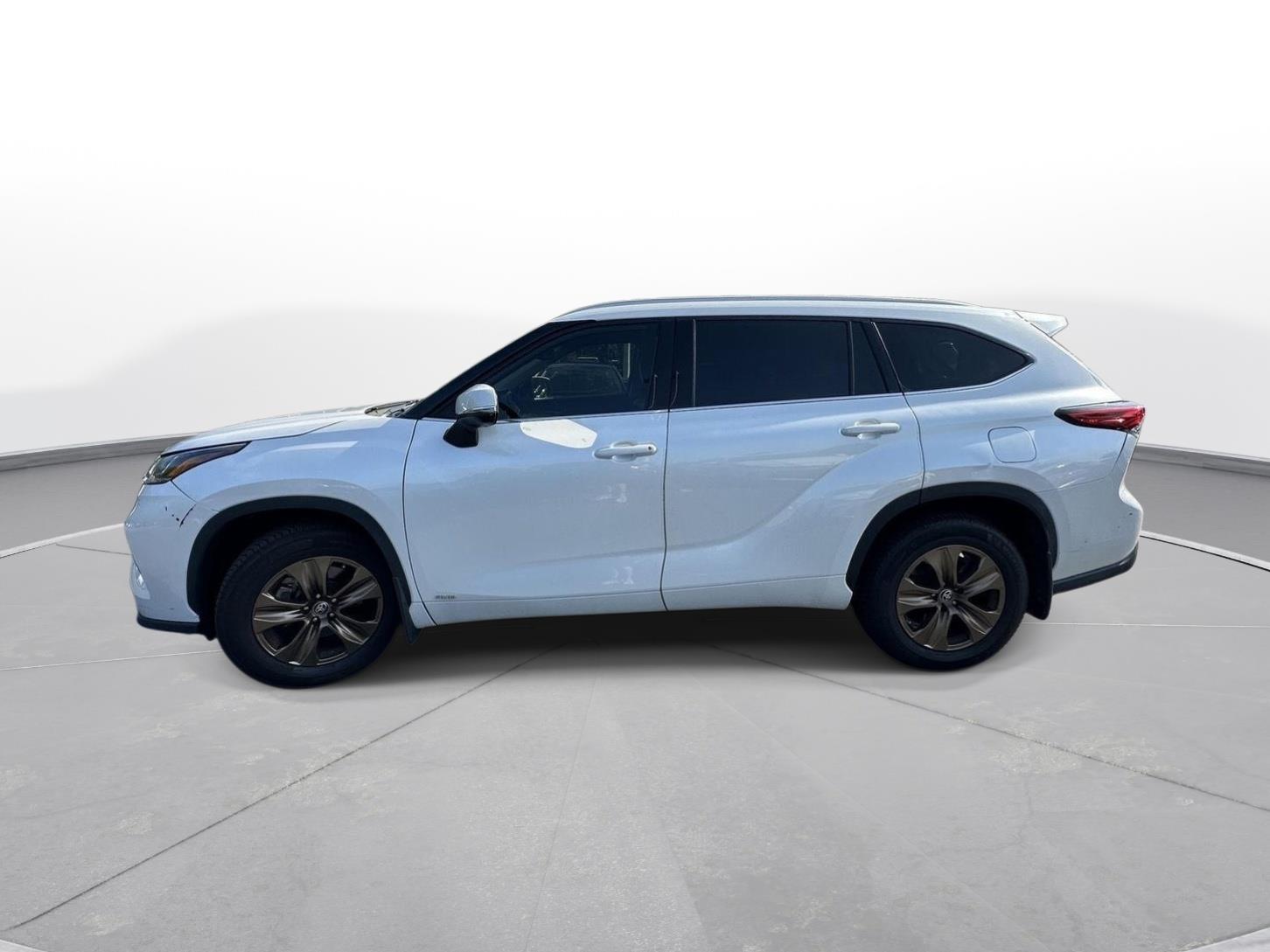 2022 Toyota Highlander Hybrid Bronze Edition photo 8