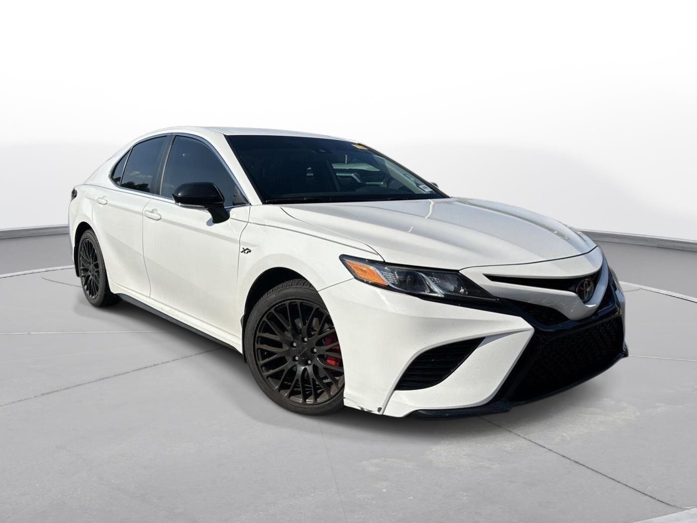 2019 Toyota Camry SE photo 3
