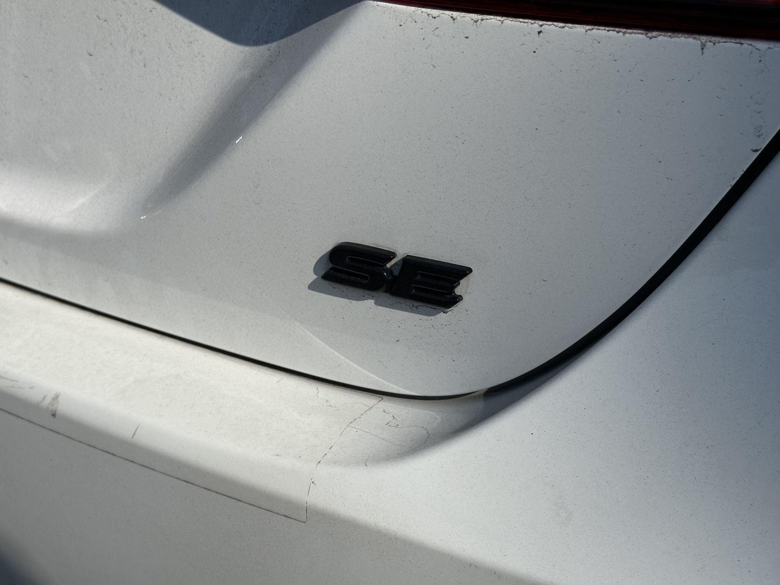 2019 Toyota Camry SE photo 9