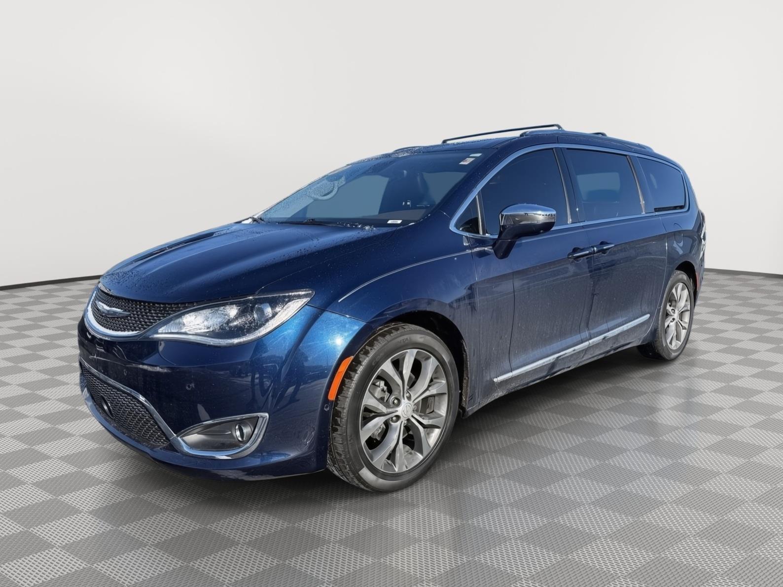 2018 Chrysler Pacifica Limited's photo