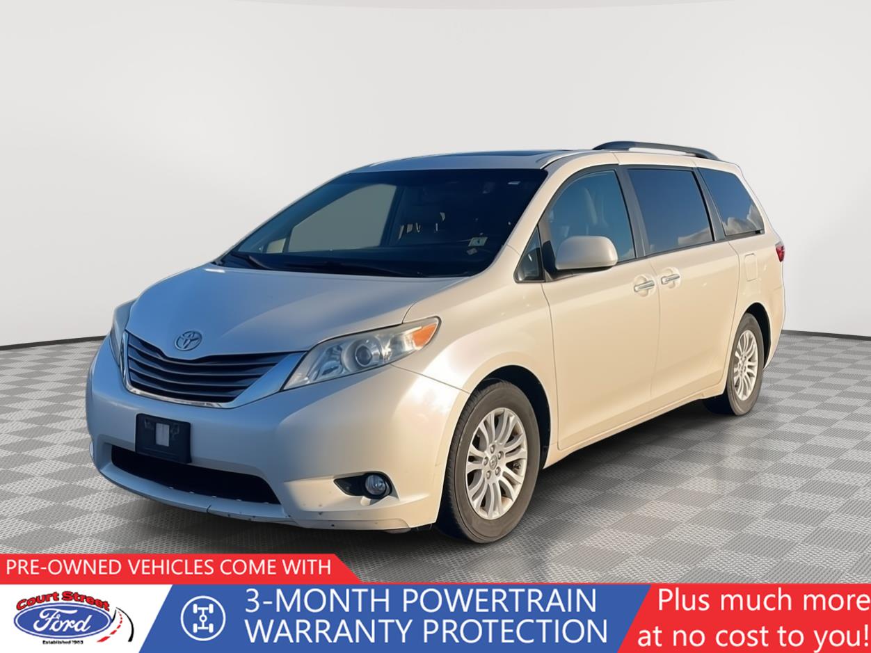 2015 Toyota Sienna XLE's photo