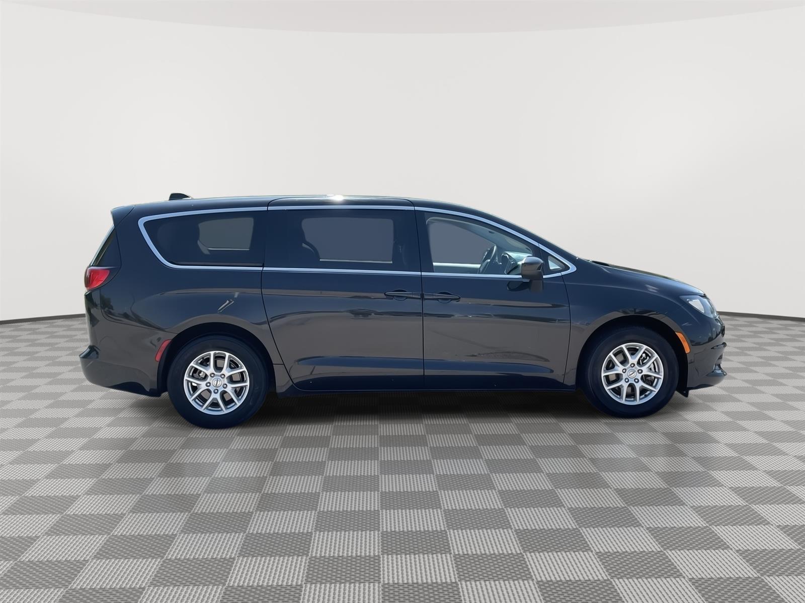 Used 2023 Chrysler Voyager LX Minivans for sale in Lincoln NE