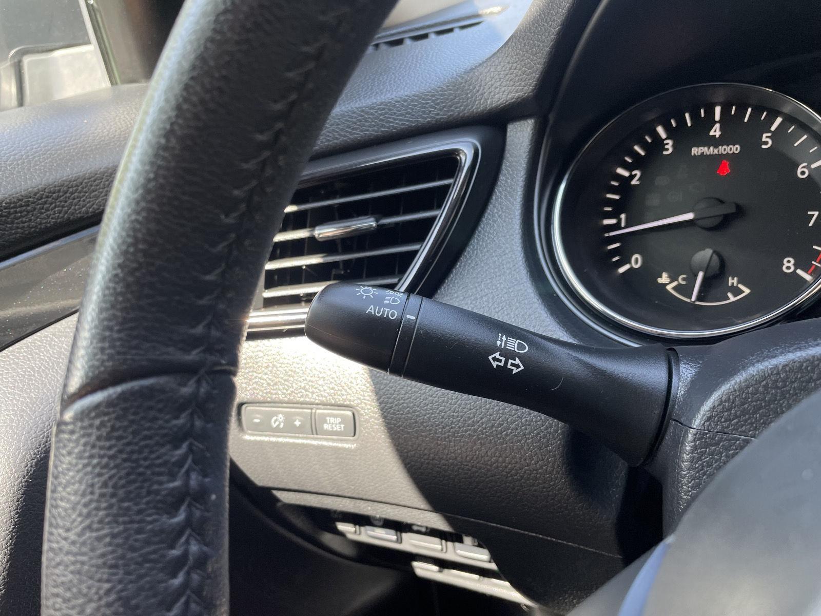 2020 Nissan Rogue SV photo 16