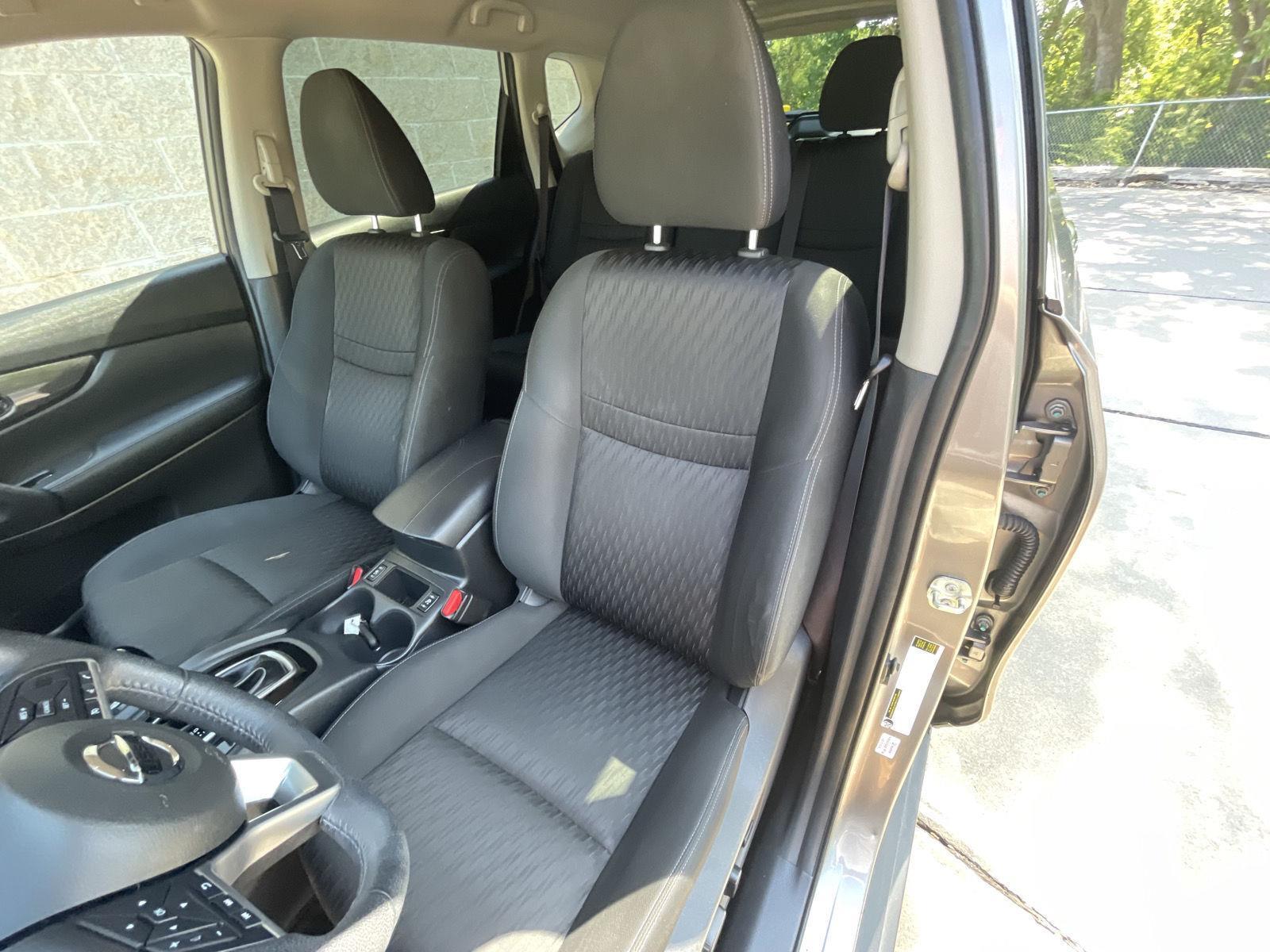 2020 Nissan Rogue SV photo 18