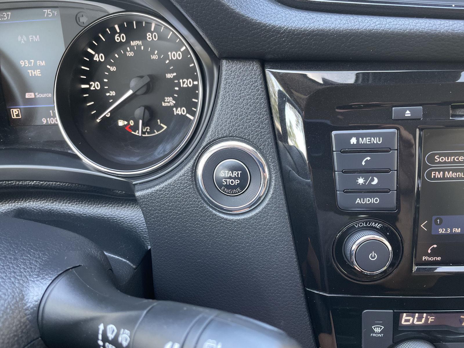 2020 Nissan Rogue SV photo 24