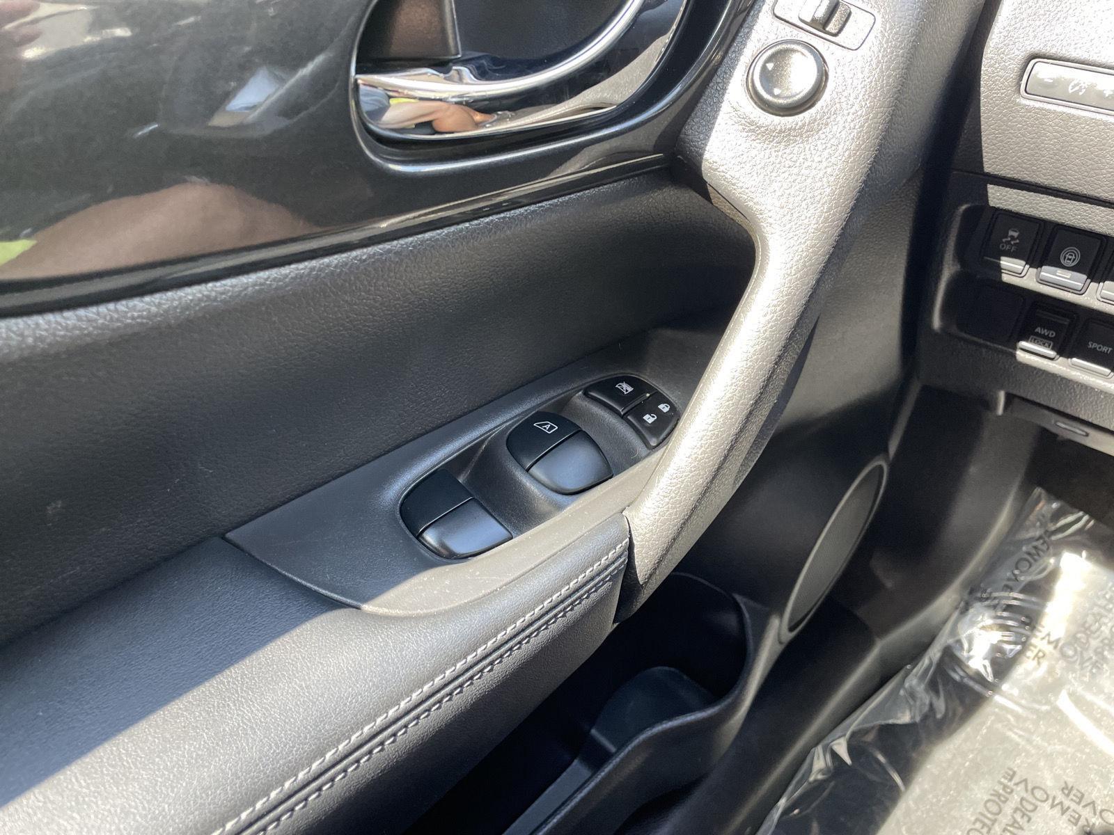 2020 Nissan Rogue SV photo 29